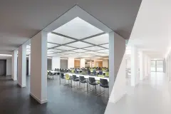 Konferenzsaal mit modularen und fugenlosen Akustikdecken auf Basis von Verotec Akustikplatten aus Blähglas