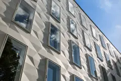 Detailaufnahme einer gedämmten grauen Fassade, gestaltet mit plastischen 3D-Fassadenelementen von Sto: StoDeco