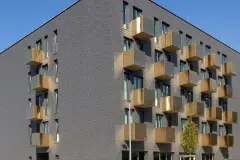 Detailaufnahme einer silberfarbenen Hausfassade, gedämmt mit Sto-WDVS, bekleidet mit StoDeco Fassadenelementen