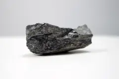 Obsidian, vulkanisches Glasgestein wird nach Jahrtausende langer Ablagerung zu Perlit.