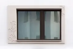 Fensterumrahmung mit floralem 3D Gestaltungselement an einem Wohngebäude in Berlin