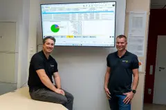Projektleiter für die Einführung der Digitalisierung in der Produktion: Thilo Schwarz (li) und Timo Krämer (re) vor dem OEE-Dashboard.