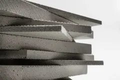 Leichte, mineralische Bauplatten aus recyceltem Glas (VeroBoard AllStar) werden in Lauingen hergestellt und ermöglichen innovative Fassadengestaltung, leichte Verarbeitung und multifunktionellen Einsatz.