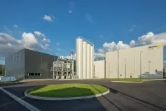 Verotec stellt am Standort Lauingen hochfunktionale Leichtbauplatten- und Systeme aus recycelten und mineralischen Rohstoffen her.