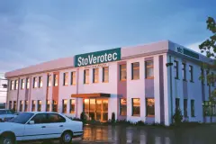 Erstes Firmengebäude mit Büros und Produktionslinie 1989