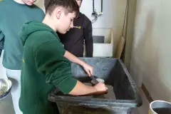 Prüfen und Wiegen unseres Rohstoffes Verolith®